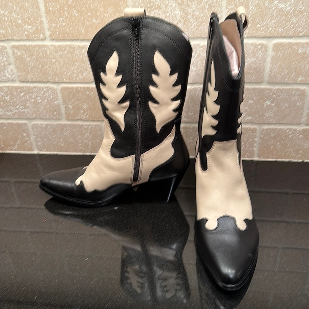 Vince Camuto size 9 cowboy boot